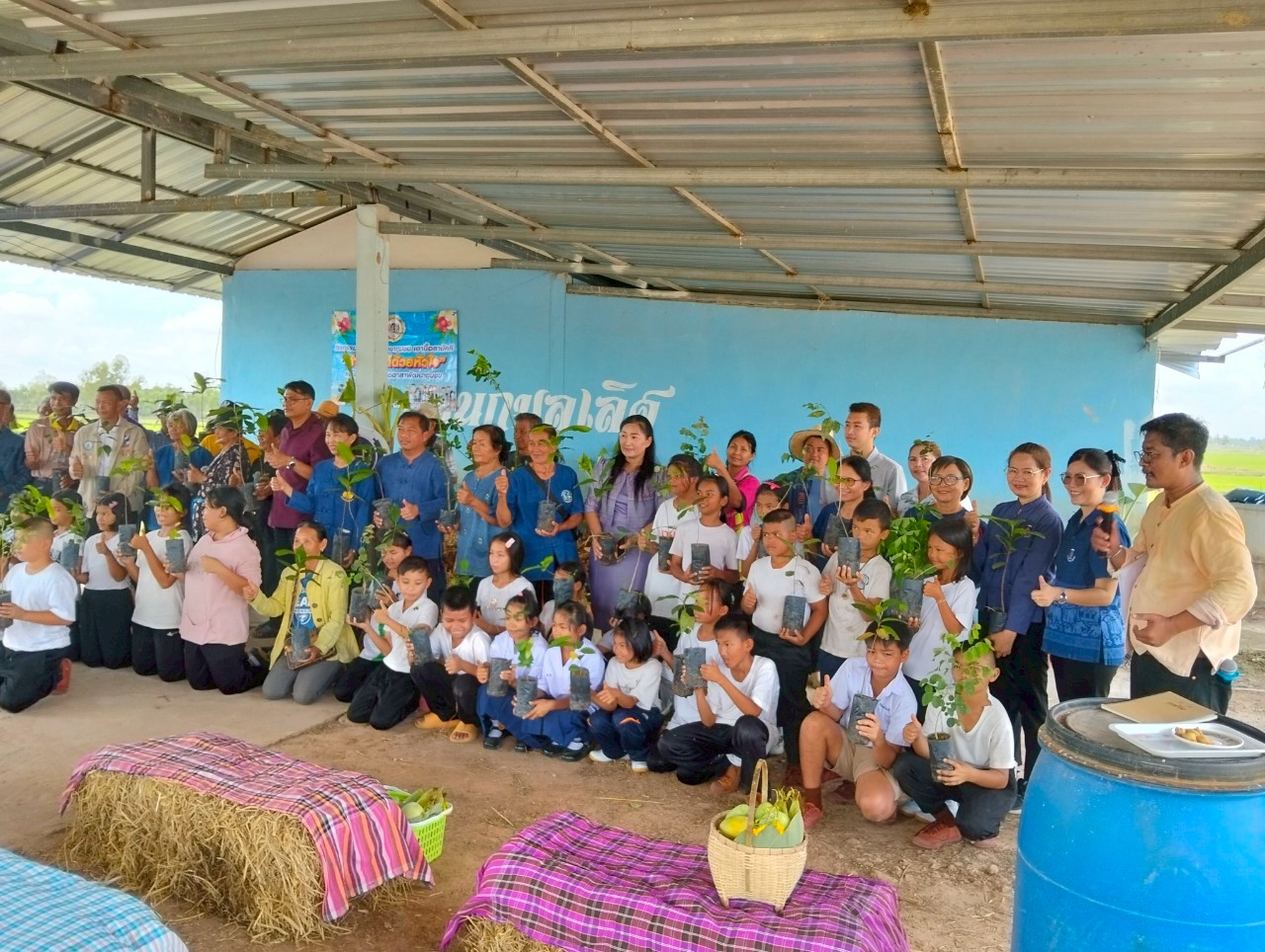 พช.หนองฮี  จ.ร้อยเอ็ด จัดกิจกรรม “จิตอาสาพัฒนาชุมชนเอามื้อสามัคคี” โครงการพัฒนาพื้นที่ต้นแบบการพัฒนาคุณภาพชีวิตตามหลักทฤษฎีใหม่ ประยุกต์สู่ “โคก หนอง นา โมเดล”  ประจำปีงบประมาณ พ.ศ.2568 ณ แปลงศูนย์เรียนรู้ ระดับตำบล (CLM) ของนายไกสรณ์  กมลเลิศ หมู่ที่ 8 ตำบลดูกอึ่ง  อำเภอหนองฮี  จังหวัดร้อยเอ็ด